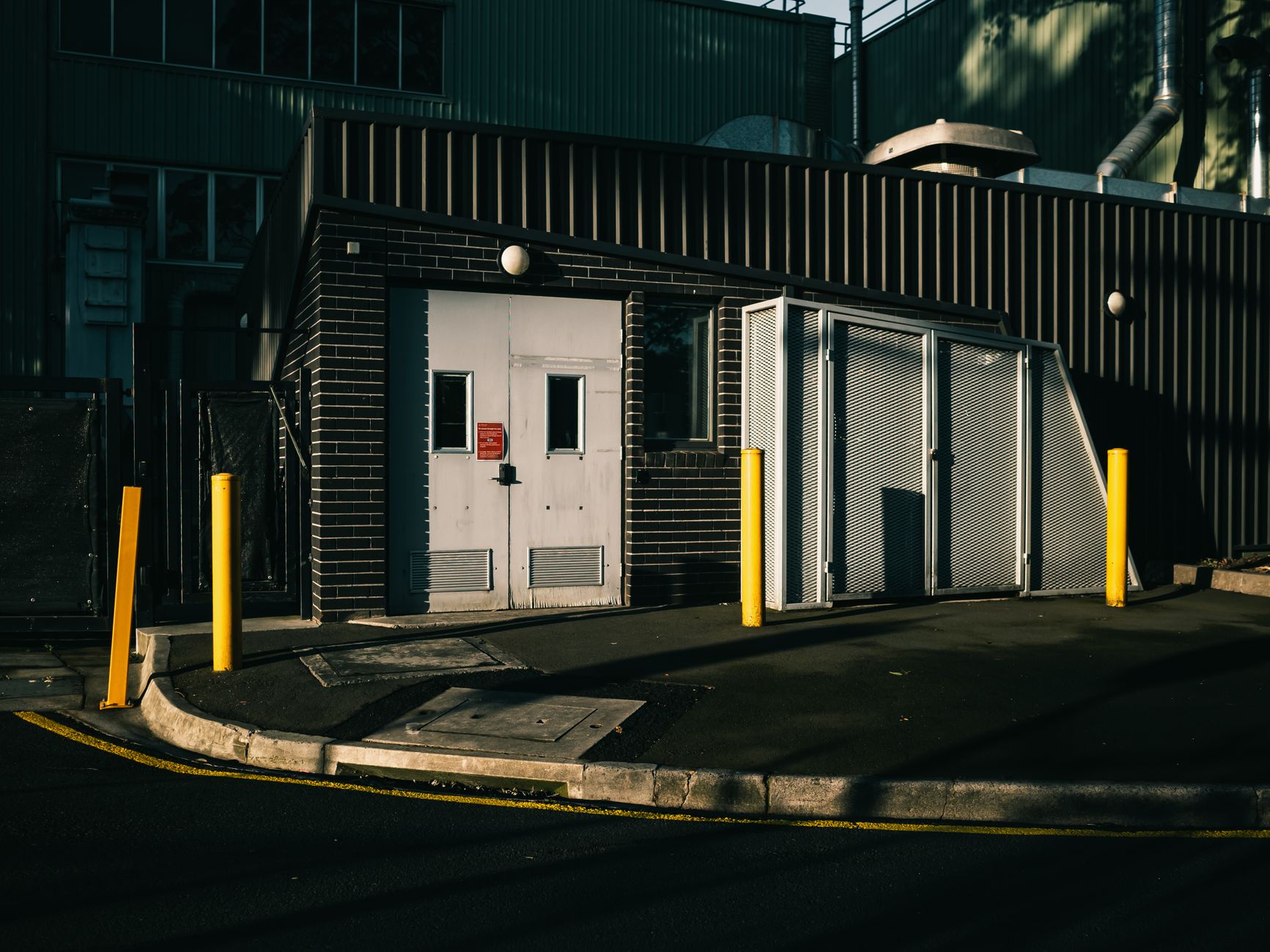 RFID reader and number-plate camera on an intelligent terminal for weighbridges at a plant gate